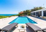Location vacances  Grand Cayman - Thatch Hill - Renovated Beach House with Pool, Short Walk to the Rum Point Club-2