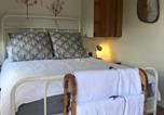 Location vacances Castle Cary - 2 Guests - Garden Retreat with Balcony Views-2