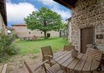 Location vacances  Loire - Spacieuse ferme rénovée avec jardin, cheminée et jeux pour enfants, charges incluses à la campagne - Fr-1-496-318-4