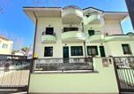 Location vacances  Province de Forlì-Césène - Rp01 - Cesenatico, ampio appartamento con giardino vicino al mare-2