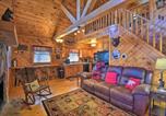 Location vacances Helen - Helen Cabin with Deck and Hot Tub Less Than half Mi to Main St-1