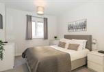 Location vacances Northampton - Sleek Apartment in Town Centre with Wifi & Parking-2
