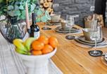 Location vacances Winchester - The Oaks Barns - Luxury Barn Stay with Hot Tub in the Countryside, Large Groups, Pet Friendly by Blue Puffin Stays-2