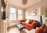 Location vacances Newton St Loe - Welcoming terrace with free street parking - Pass the Keys-1