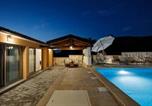 Location vacances Unešić - Three Bedroom Holiday Home with Pool-2