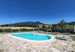 Location vacances  Province de Pesaro et Urbino - Magnificent Country house with swimming pool-4