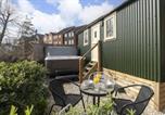 Location vacances Tewkesbury - Riverside Shepherd’s Hut with Hot Tub-1