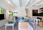 Location vacances Port Douglas - Beach Retreat Chic: Poolside on the Esplanade-3