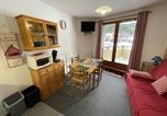Location vacances Auvergne - T2 avec balcon au cœur de la station, proche pistes et commerces - Fr-1-787-91-1