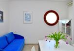 Location vacances  Ville métropolitaine de Venise - Flat in a seafront building with swimming pool-3