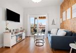 Location vacances Newport - Jennifer's Chic Downtown City Views Private Deck-1