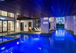 Location vacances Brisbane - Luxury 2br with River Views, Pool & Steps to Streets Beach hope903-1