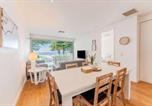 Location vacances  Granite Island - Breeze 2 Beach Front Apartment Prime Location-1