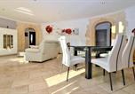 Location vacances Beaucaire - Cozy Home In Jonquière Saint Vincen-3