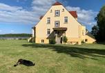 Location vacances Neuenkirchen - Ferienwohnung-1-direkt-am-Wasser-im-Gut-Grubnow-Ruegen-1