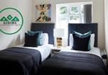 Location vacances Kings Langley - Aisiki Living at Alexandra Road, 2-Bedroom & 2-Bathroom with King or Twin Beds with Free Wi-Fi and Parking Space-2