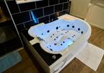 Location vacances Comines - Baignoire Blaneo & Sauna 10 minutes de la gare-4