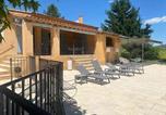 Location vacances La Tour-d'Aigues - Villa spacieuse proche de Marseille avec jardin et piscine privée-4