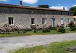 Location vacances  Deux-Sèvres - Gîte De La Roche Du Hallais-1