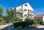 Location vacances  Brac - Apartment in Bol with sea view, balcony, air conditioning, Wifi 156-2-3