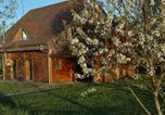 Location vacances  Allier - Chalet indépendant avec jardin et accès piscine près de St Pourçain - Fr-1-489-151-1