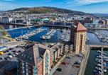 Location vacances  Gare de Swansea - The Crows Nest - 1 Bed Apartment - Swansea Marina-1