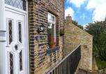 Location vacances  Gare d'Halifax - Cottage in the Sky-1