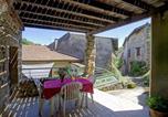Location vacances  Loire - Gîte de charme avec 2 terrasses, au cœur du Parc du Pilat, confortable et équipé - Fr-1-496-40-2