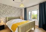 Location vacances Pulney - Gîte Charme 4 Chambres avec Salle d'eau, Confort Moderne - Fr-1-584-368-4