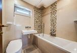 Location vacances Windsor - Luxury 4-Bed Townhouse Parking, Garden Office-2