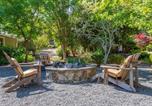Location vacances Calistoga - 10 Acre Estate with Views Teahouse and Pickleball Court-3