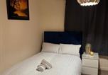 Location vacances  Gare de Wolverhampton - Modern room w Fastwifi, Netflix Kitchen Garden view-1