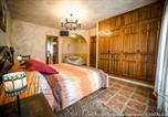 Location vacances Pálmaces de Jadraque - Casa Rural Castillo Diempures-1