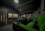 Location vacances  Gare de Ton Pentre - Contractor Comfort Complex Sleeps 11 Cinemapool-1