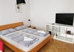 Location vacances Ljubljana - City centre studio with a balcony and free parking-3