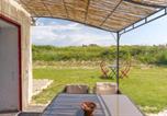 Location vacances La Tour-d'Aigues - Cabanon en pleine nature-1
