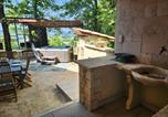 Location vacances Montmurat - Chalet de rêve en rondins avec Spa-4
