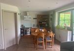 Location vacances Hilders - Blockbohlen Holzhaus mit Sauna, Outdoor Jacuzzi und Badeteich-3