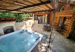 Location vacances Montmurat - Chalet de rêve en rondins avec Spa-2