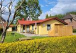 Location vacances Otterndorf - Kinderfreundliches 6 Personen Ferienhaus mit zwei Duschen und Toiletten, Sauna, Whirlpool und einem Wintergarten mit Kaminofen in Otterndorf-1