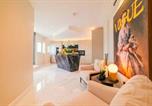 Location vacances Cardiff - Luxury 2 Bedroom Apartment with Terrace & Jacuzzi-4