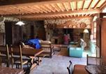 Location vacances  Loire - Maison rustique à Saint-Hilaire 280m² avec cheminée 14 personnes-2