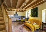 Location vacances  Loire - Gîte de charme avec 2 terrasses, au cœur du Parc du Pilat, confortable et équipé - Fr-1-496-40-4