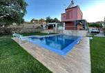 Location vacances Higuera de la Sierra - Stunning Home In El Castillo De Las Gua-1