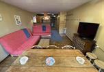 Location vacances  Cantal - Appartement cosy avec balcon au cœur de la station - Fr-1-787-78-3