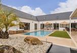 Location vacances Côte d'Amour - Villa d'Exception avec Piscine, Spa et Salle de Cinéma à 50m de la Plage, Capacité 14 pers. - Fr-1-306-1275-3