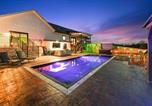 Location vacances Knoxville - Fun N Sun - Ultimate Backyard Pool And Game Room-2