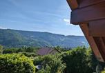 Location vacances Saulxures-sur-Moselotte - Chalet ensoleillé dans les Hautes Vosges avec terrasse, local vélos et skis, charges incluses - Fr-1-589-486-2