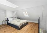 Location vacances Poznań - Stylish Studio with a Mezzanine Near the Market Square by Noclegi Renters-2
