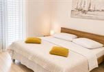 Location vacances  Paklenica - Cozy Apartment In Tribanj Sibuljina With House Sea View-4